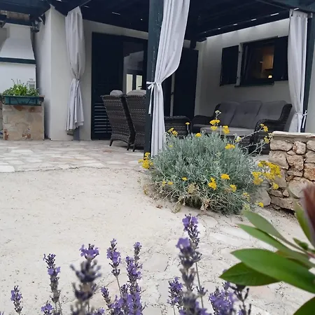 Pharia With Pool, Jacuzzi, Sauna 호텔 *